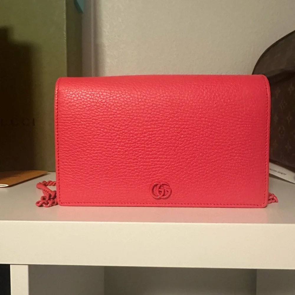 Gucci marmont chain bag.
7.87 inches x 4.92 in x 1.57 inches - Picture 1 of 7